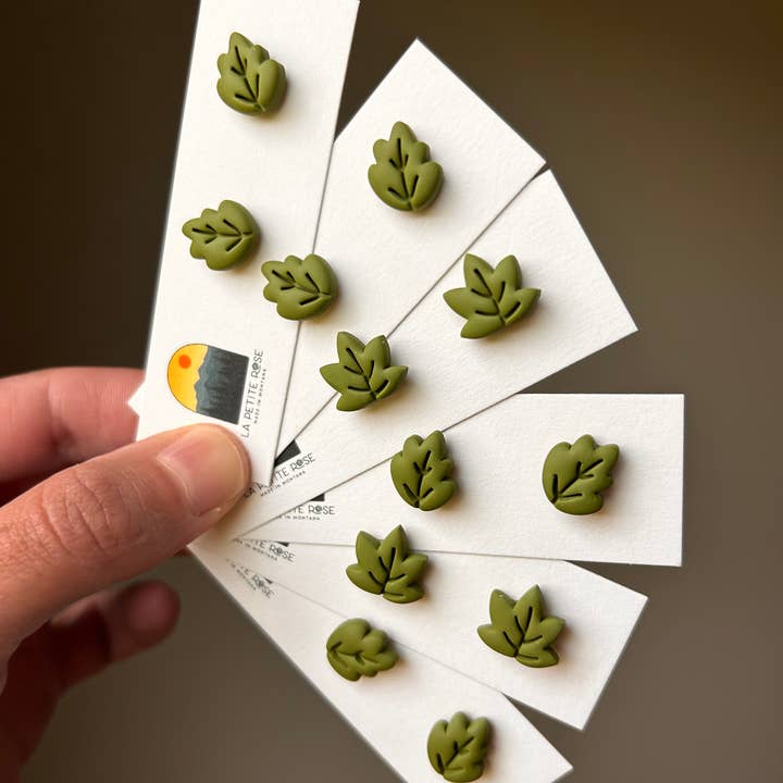 Grønne bladstifter, natur øreringe for engroshandel hos La Petite Rose LLC