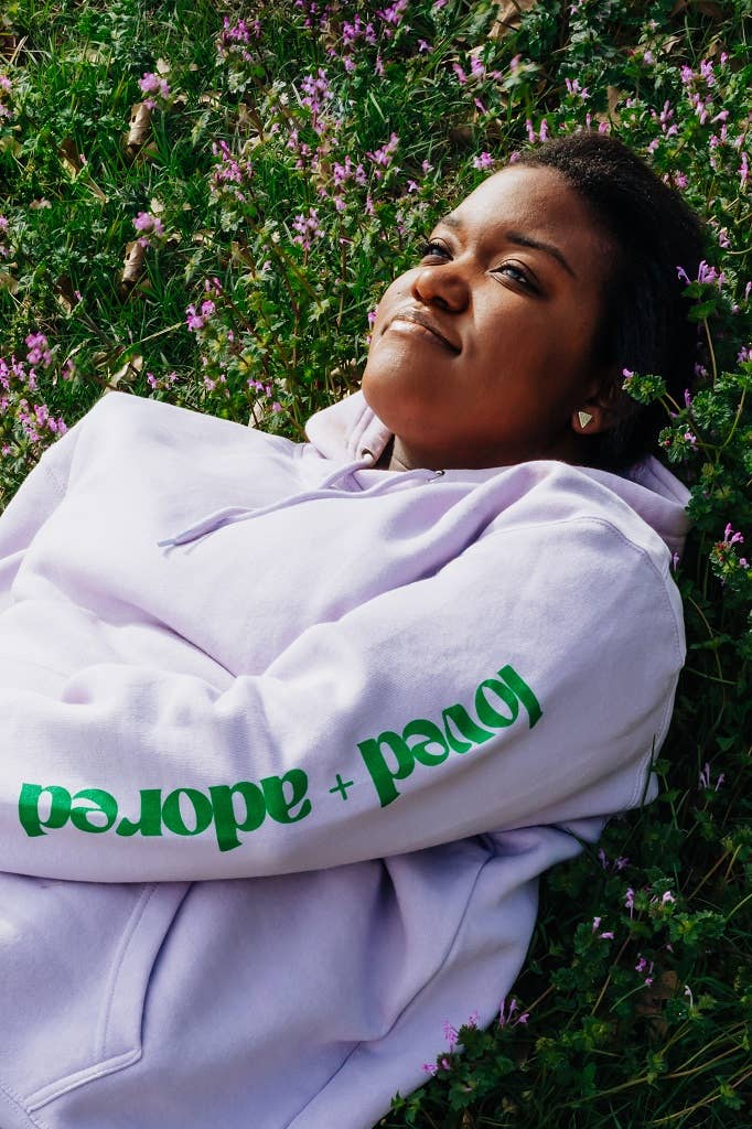 Crowned Free - Vente Sweat à capuche – femme - Sweat à capuche Loved and Adored lavande avec poche avant7