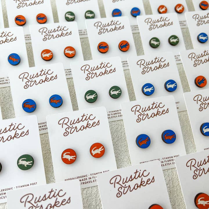 Orecchini a bottone in legno di alligatore ipoallergenici per la vendita all'ingrosso da parte di RusticStrokes