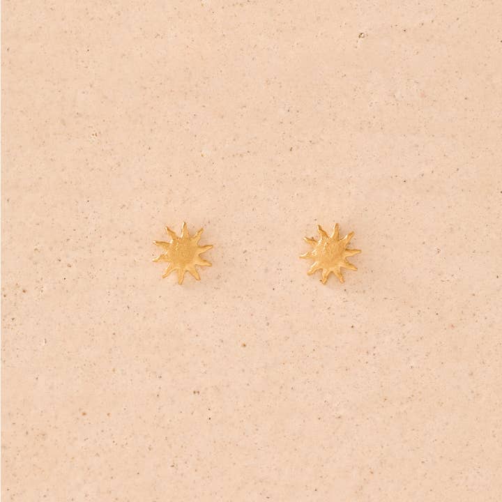 Pendientes de botón Cala | Joyería dorada resistente al agua para venta al por mayor de Agapée Jewelry