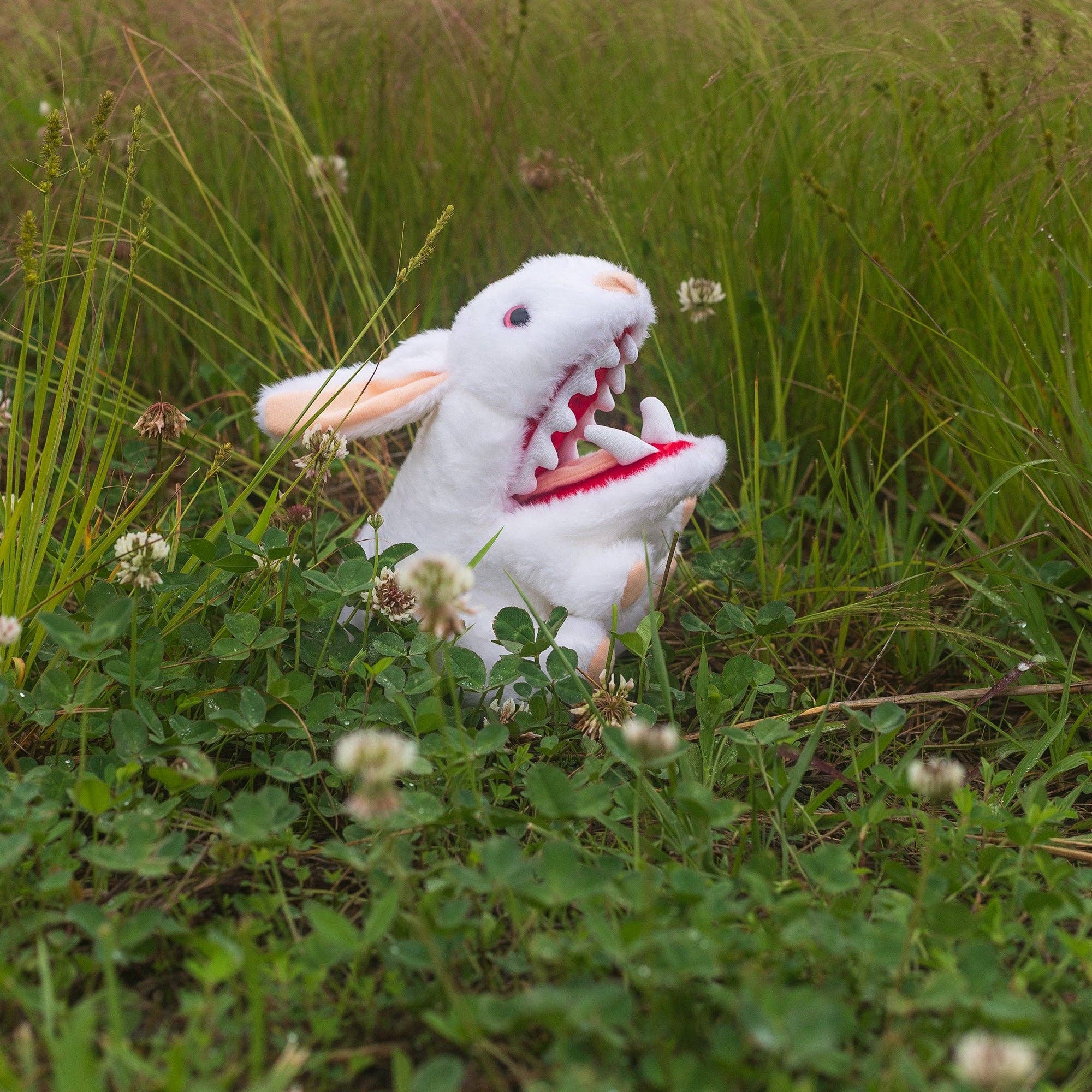 Kurated Korner – Engroshandel Plyslegetøj - Børn og baby – Legetøjsvault Monty Python kanin m/store spidse tænder plys6