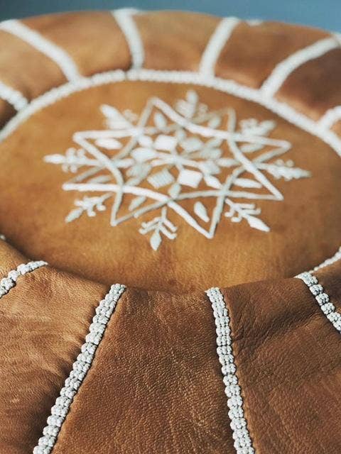 Håndlavet læderpuf i kamelfarve for engroshandel hos Tamegrouteshop