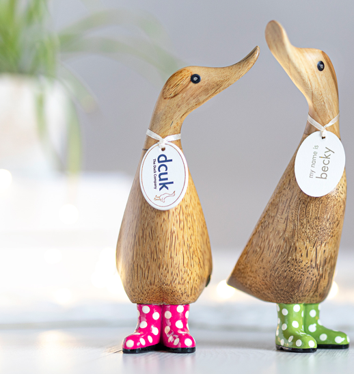 DCUK – Estatueta decorativa por atacado – Patinhos com Botas Manchadas1