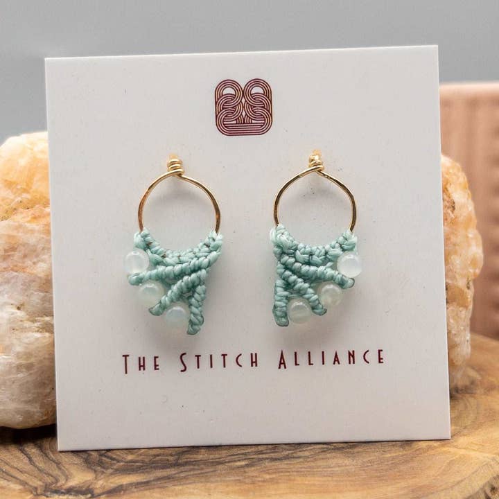 Orecchini in macramè a coda di sirena con perline di pietra di luna riempite in oro 14 carati per la vendita all'ingrosso da parte di The Stitch Alliance