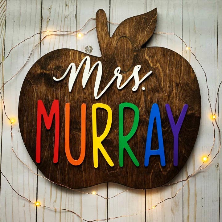 Panneau Apple coloré personnalisé | Cadeau pour enseignant | Appréciation de l'enseignant | Cadeau de Noël pour enseignant pour la vente par Ginger + Brich Inc.