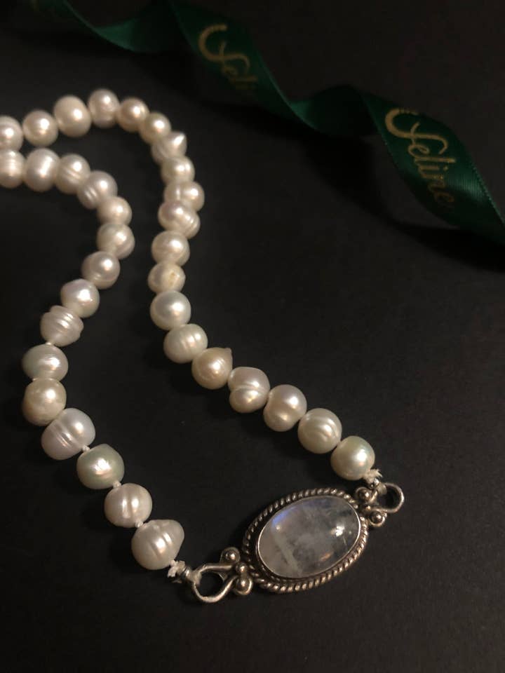 Collier Voni en labradorite et perles pour la vente par Feline Jewelry Studio Universe