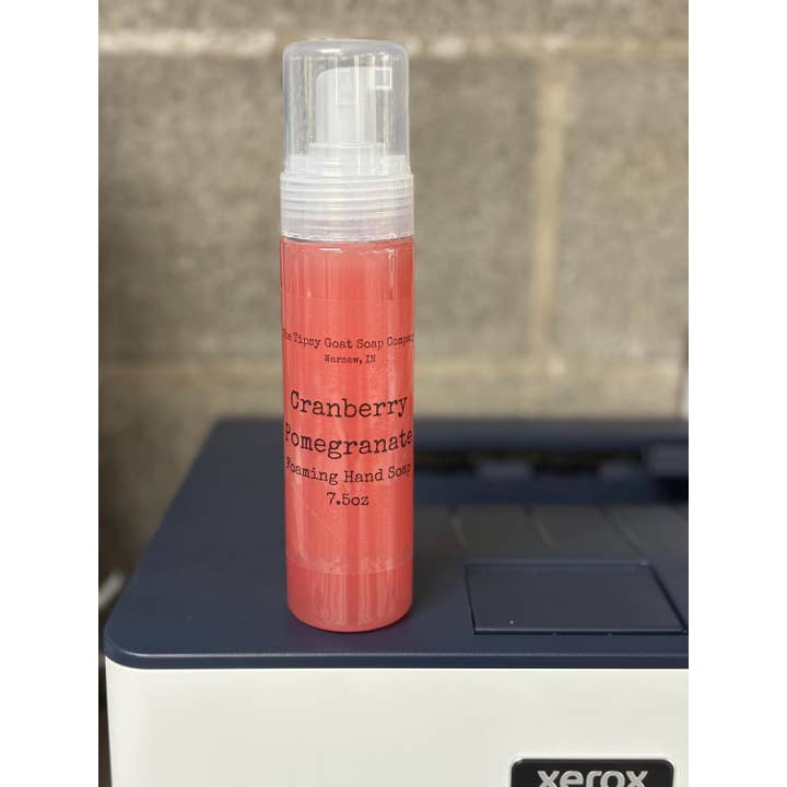 Savon moussant pour les mains à la grenade aux canneberges pour la vente par The Tipsy Goat Soap Company