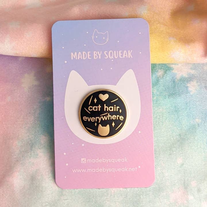 Spilla smaltata Cat Hair Everywhere, nera e dorata per la vendita all'ingrosso da parte di Made by Squeak