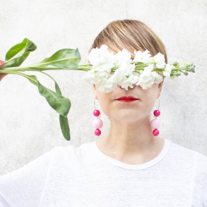 Rose Bahamas-Ohrringe aus Harz mit nickelfreiem Haken für den Großhandel auf Faire1