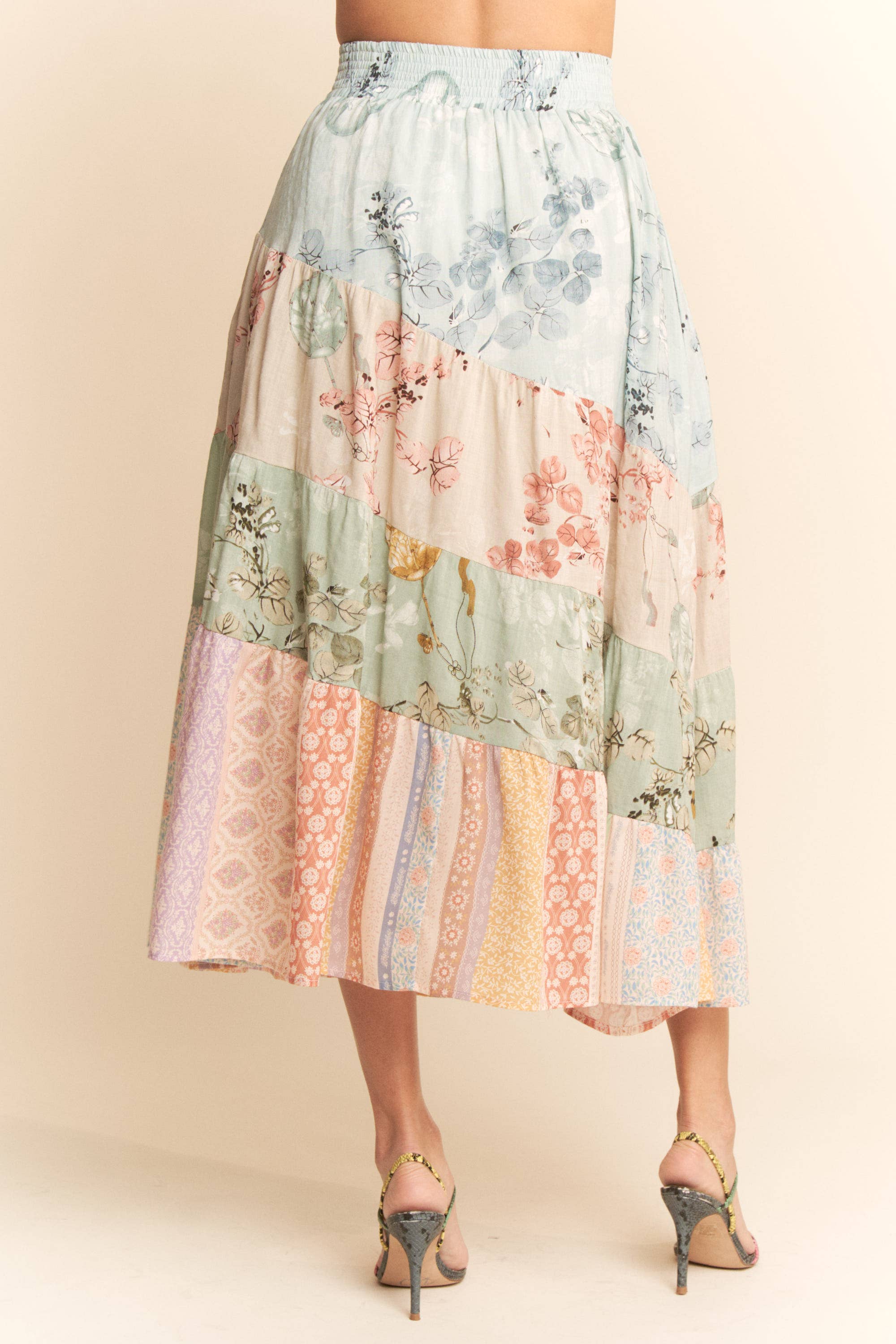 Sage Multi FALDA LARGA CON VOLANTES Y CINTURILLA DE MEZCLA FLORAL ÉTNICA de venta al por mayor en Faire8