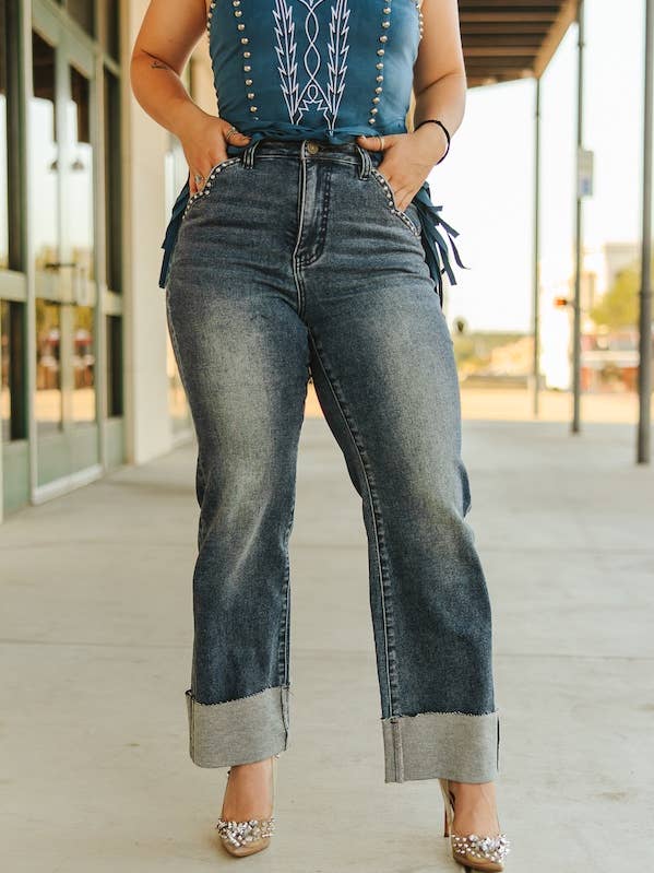 Jean boyfriend à revers délavé moyen avec poche cloutée pour la vente par LUCKY & BLESSED