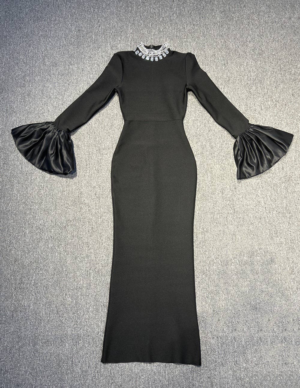 Nero DR073 Abito nero sofisticato con polsini svasati in diamante in vendita all'ingrosso su Faire9