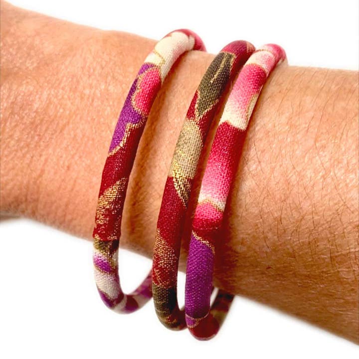 Melokane - Wholesale Bangle Bracelet - Japanese gold bangle bracelet - flowers and cranes on a red background1