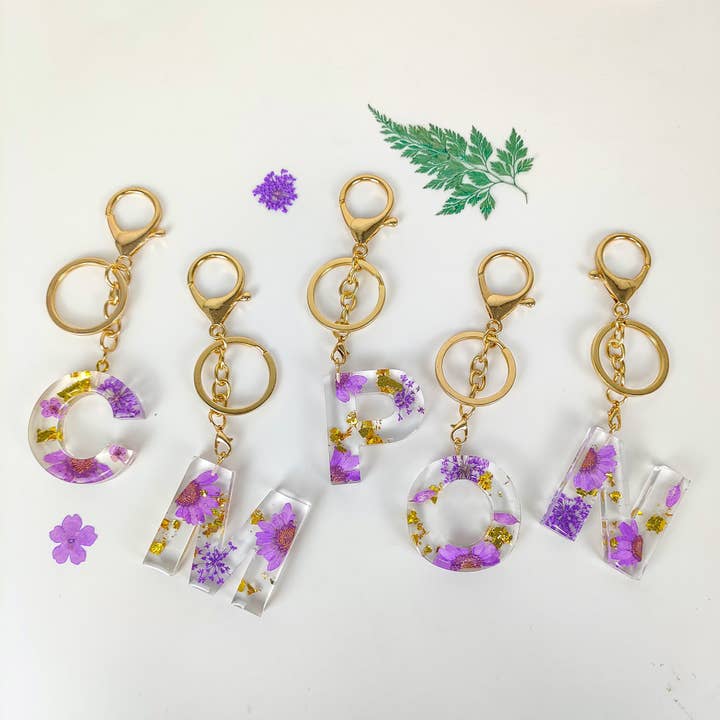 Personlig nyckelring med bokstav och torkade blommor i resin för wholesale av AtsknskRealFlower