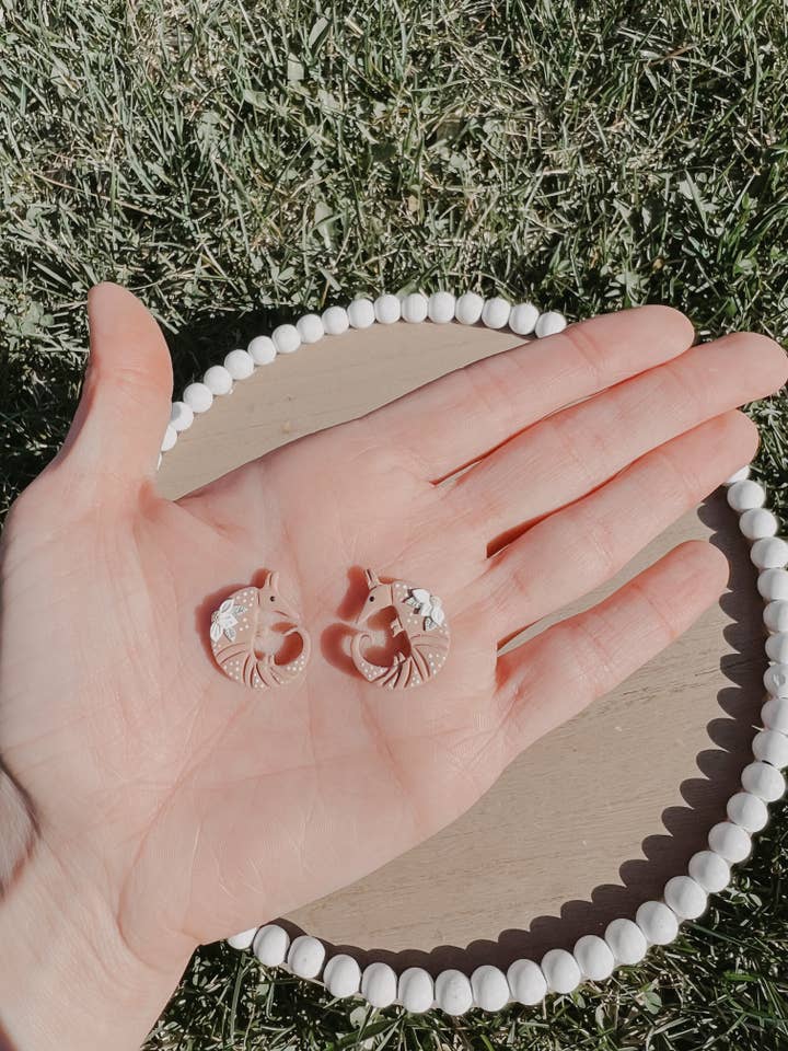 Brincos Armadillo Floral Stud, Brincos Ocidentais por atacado de Sunflower Blossoms Boutique