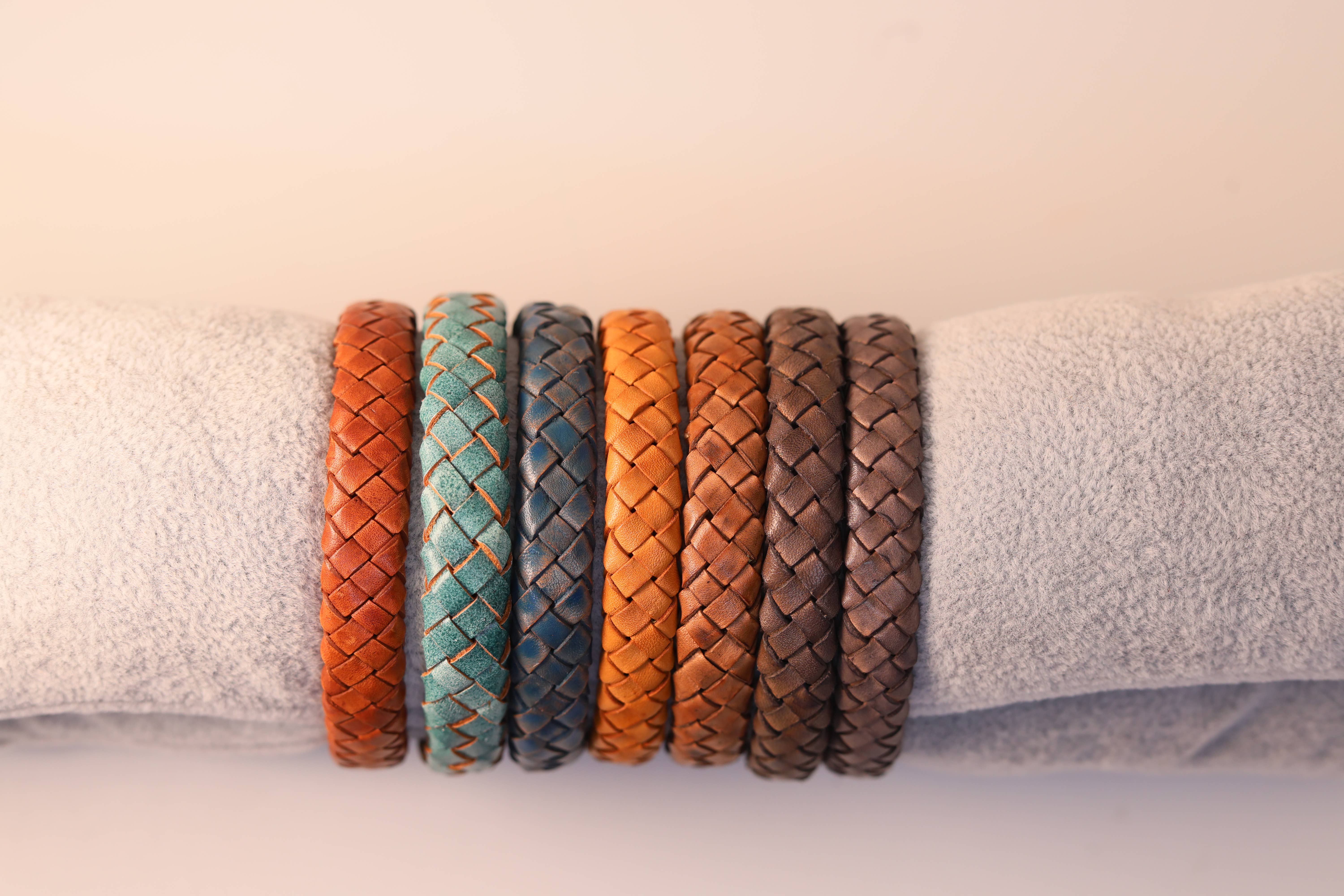 Sun Enterprises B.V. - Wholesale Woven/Braided Bracelet - Oval Braided style Leather Bracelet with Silver Lock 8mm0