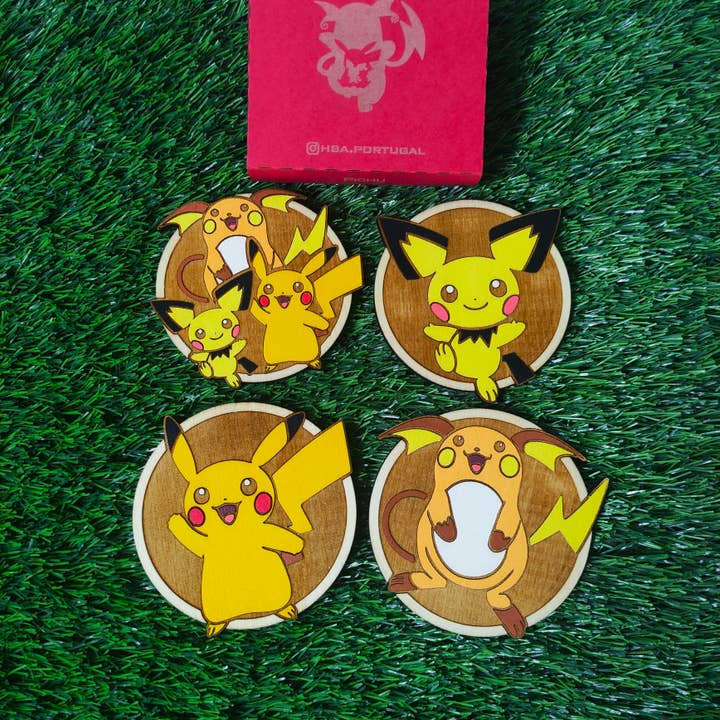 Sæt med 4 farverige Pokémon træunderlag, Pikachu Evolution for engroshandel hos Herbs&Belles