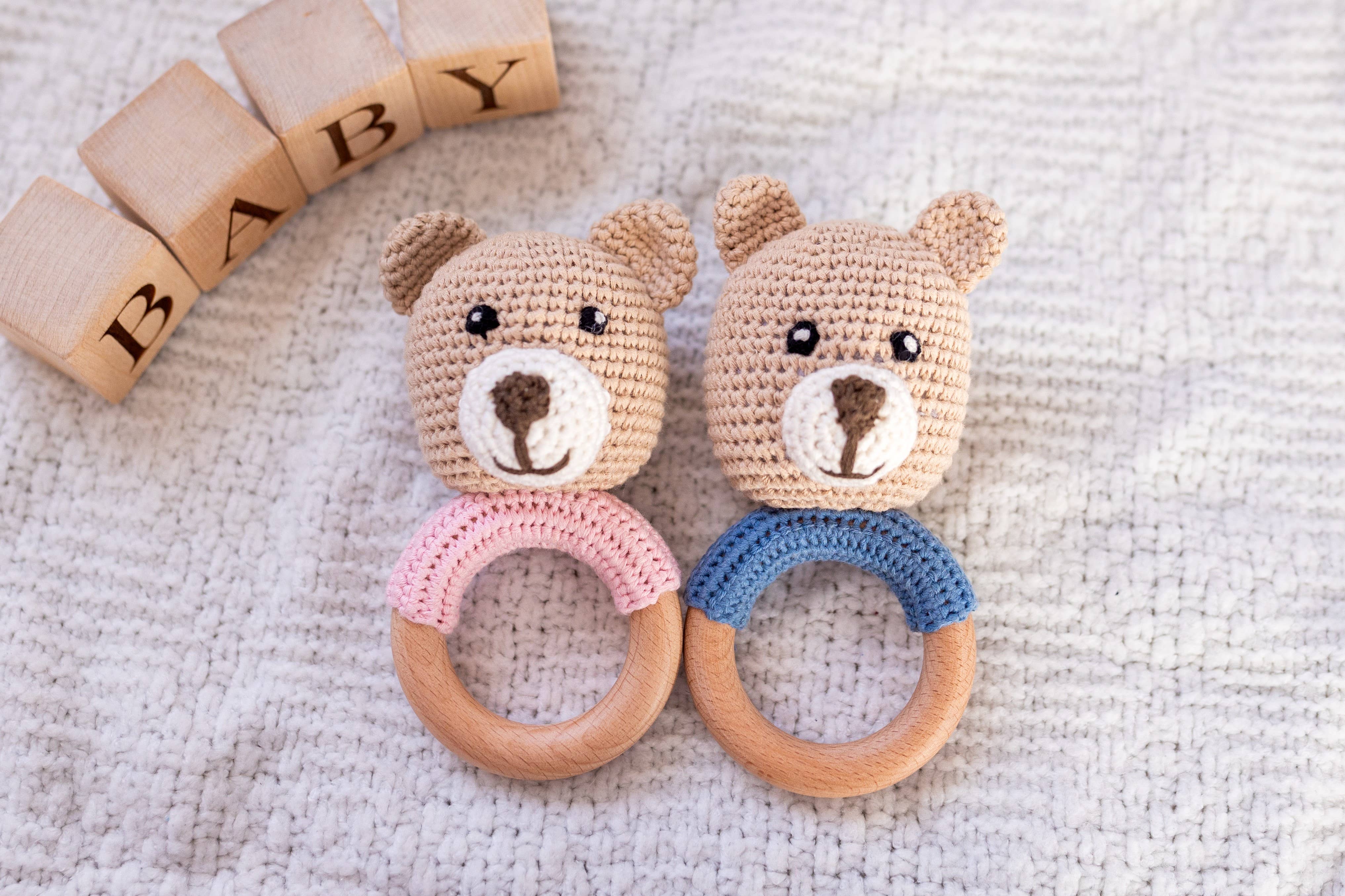 Wonderjoys Baby Co - Vente Hochet mobile – bébé - Hochet en crochet à la main en forme d'ours, naturel et bleu/rose3