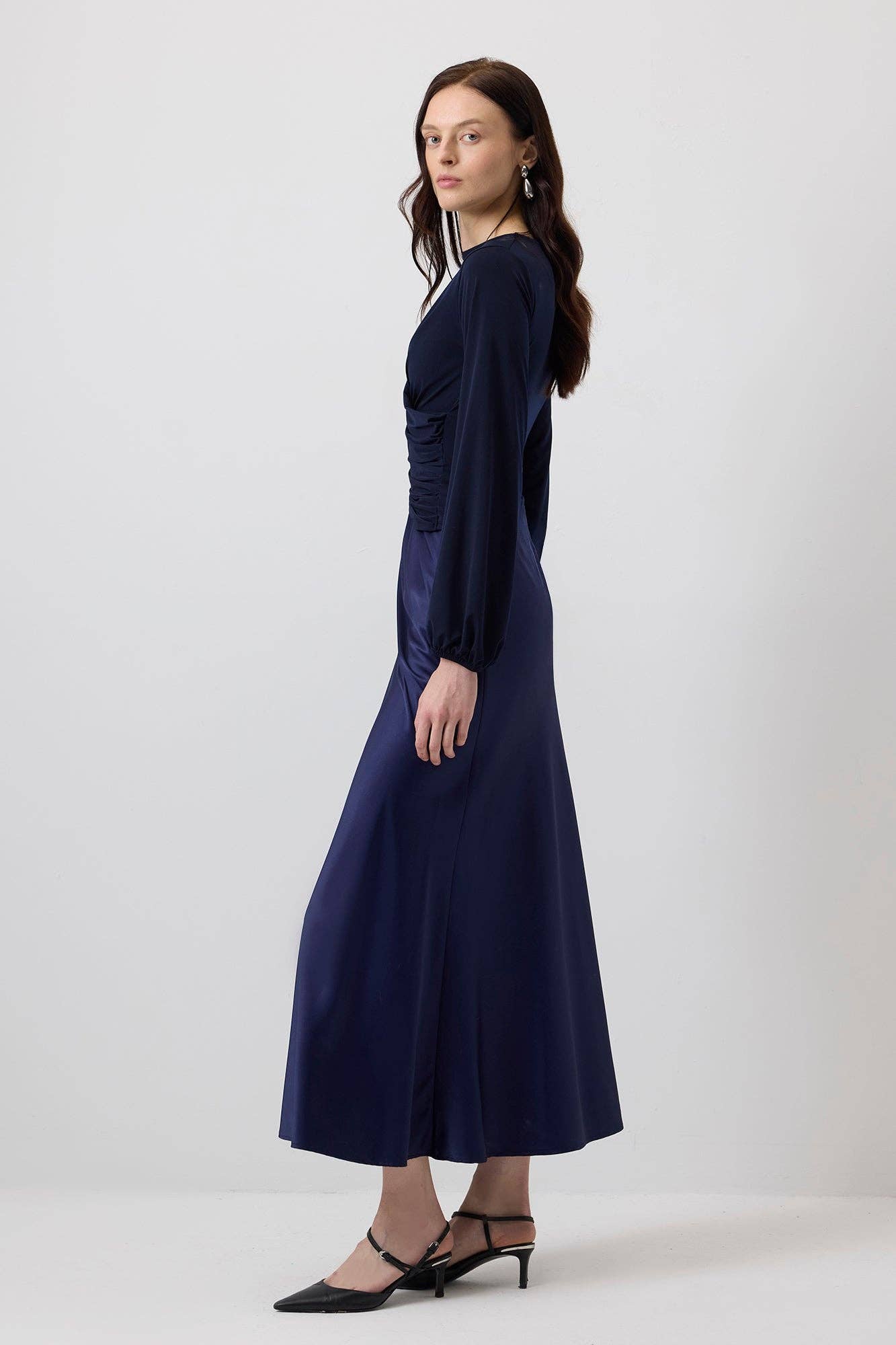 Marinblå Blus med draperad framsida, veckad fåll och ballongärmar för wholesale på Faire2