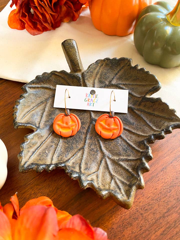 Créoles Jack-o-Lantern pour la vente par Kaylie Grace Art