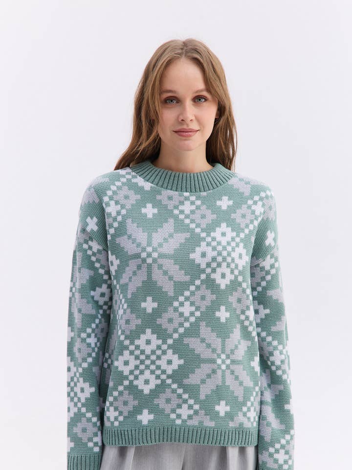 Sweat-shirt pour femme Sofiya en acrylique et laine menthe pour la vente par Handmade Originals Ukraine