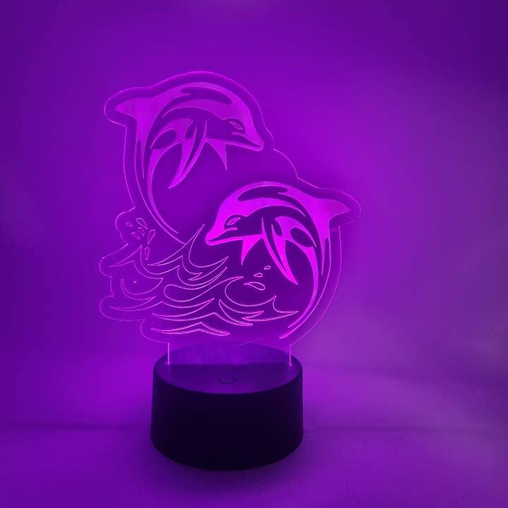 The 308 Collective - Vendita all'ingrosso Lampada da scrivania/d'accento - Lampada a LED Dolphin | Luce marina a forma di delfini che nuotano3