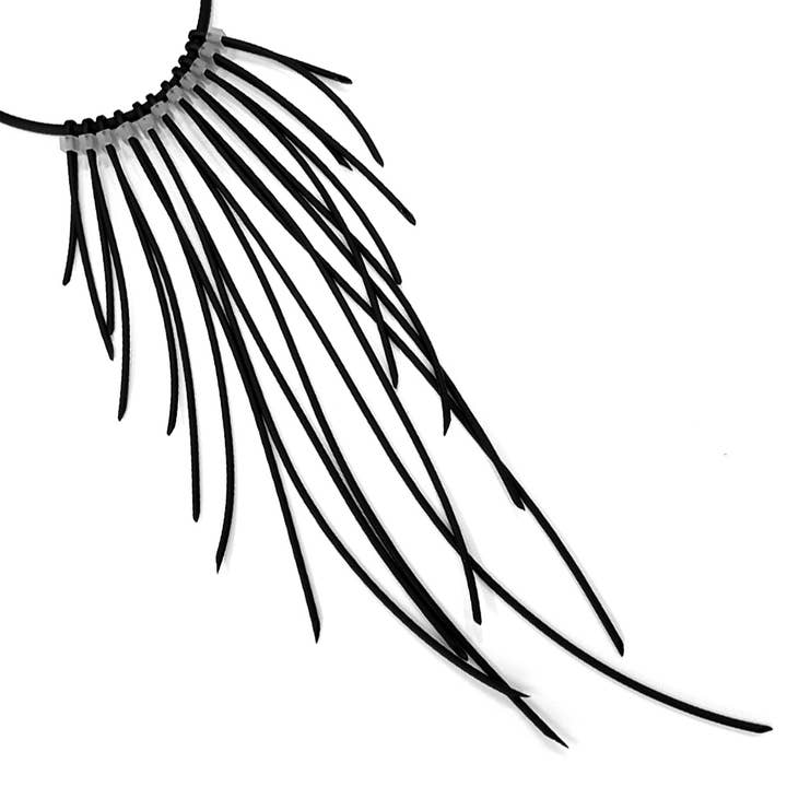 Colar “pena” de borracha ARA BW, PRETO & BRANCO por atacado de ALEX+SVET