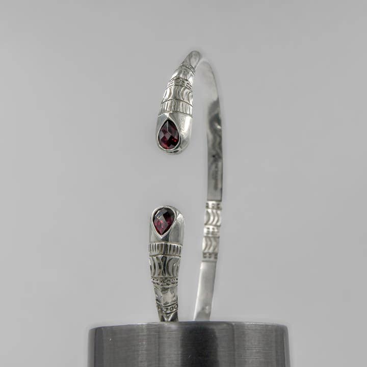 HAJA - granati - bracciale in argento 925 per la vendita all'ingrosso da parte di Unchained Paris