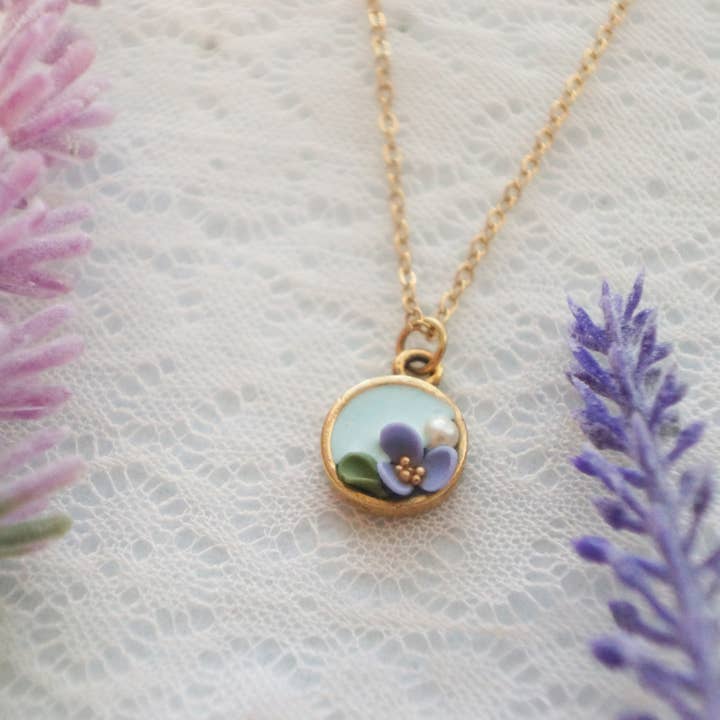 Ity Bitty - Collana con disco floreale, sfondo acqua per la vendita all'ingrosso da parte di Colourful Blossom
