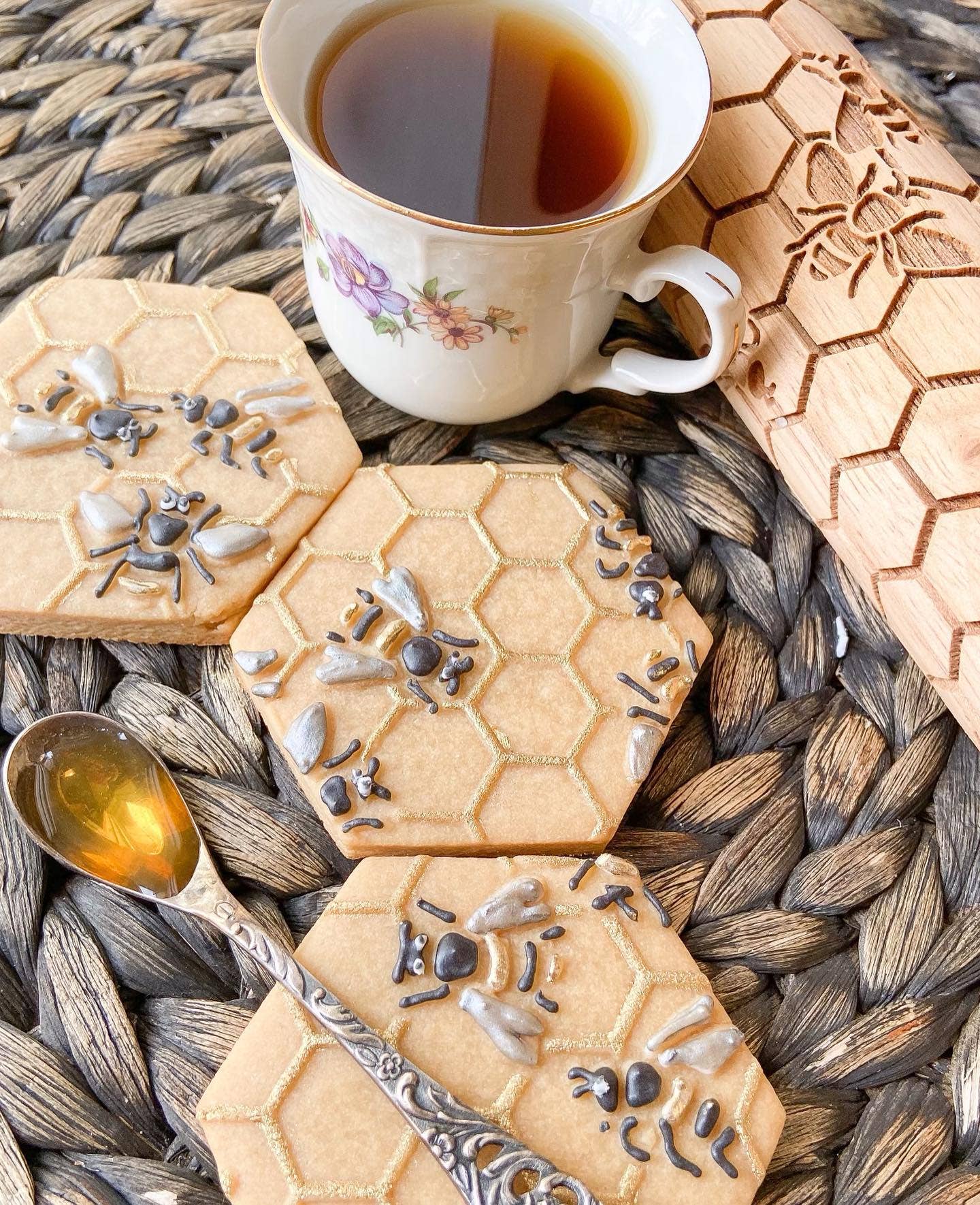 Sweet Rolling Pins – wholesale Kavel – Präglad kavel med bikaka och bin – keramik & bakning1