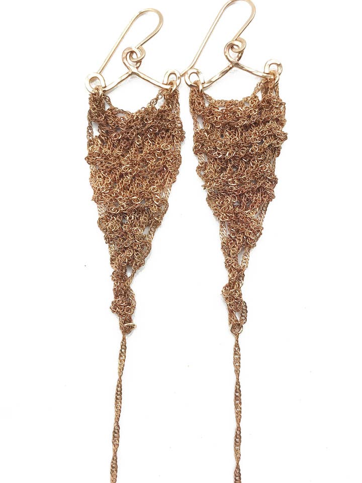 Orecchini: triangolo all'uncinetto: rame: piccoli per la vendita all'ingrosso da parte di Moss Follows