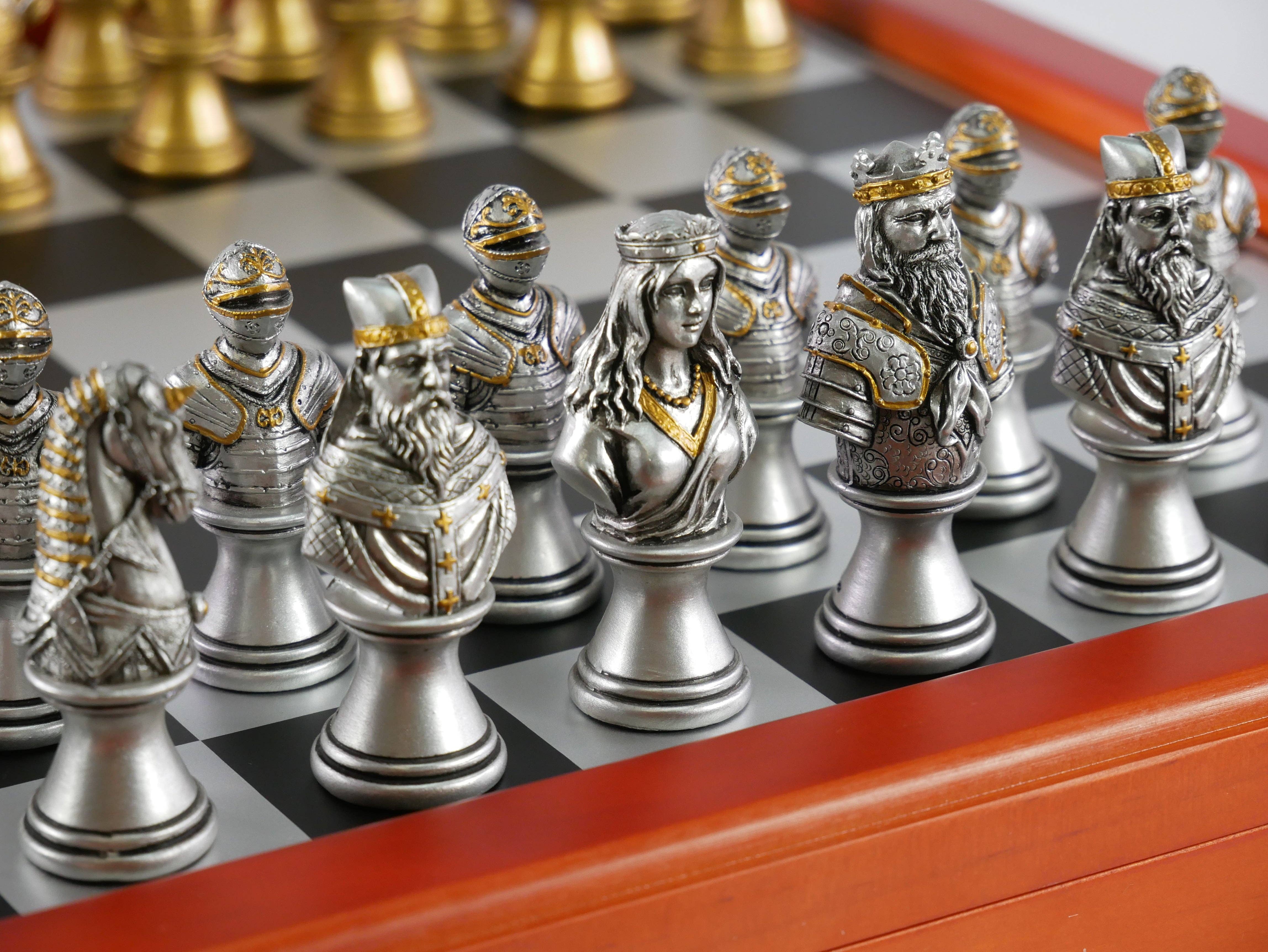 WorldWise Imports – Jogo de tabuleiro por atacado – Conjunto de Xadrez - Peças de Xadrez Camelot Ouro e Prata em Caixa de Cerejeira1