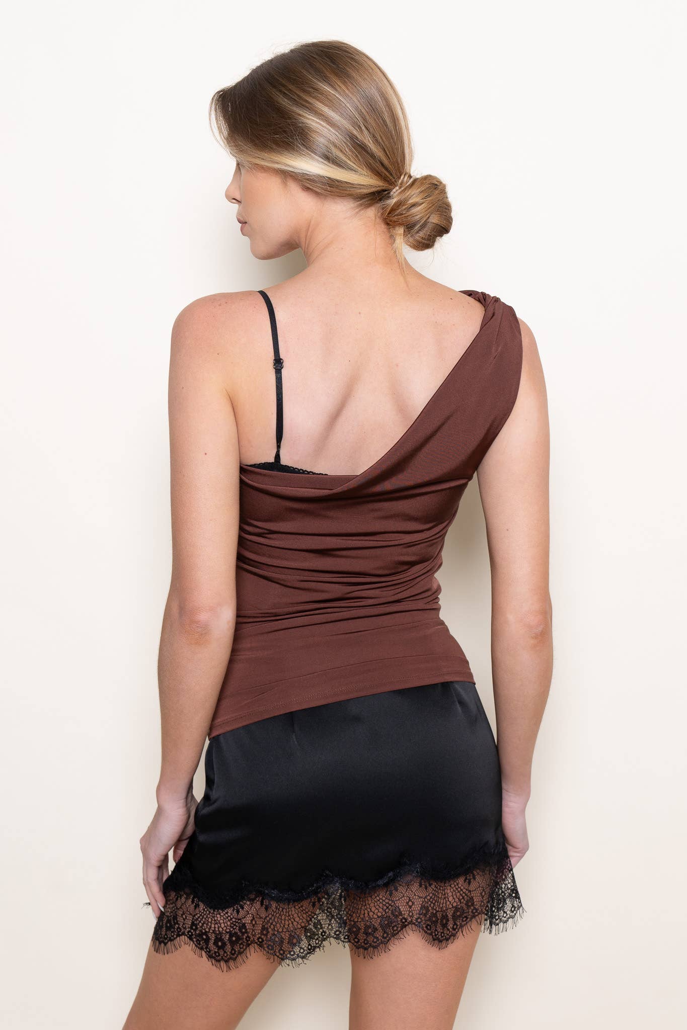 Castanho TOP DE SUTIÃ DE REDE SEM MANGAS COM DRAPEADO DE UM OMBRO-TI6581AFO para venda a revendedores na Faire5