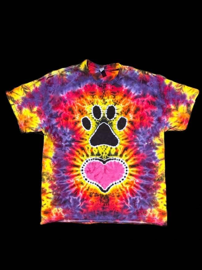 T-shirt tie-dye, motif empreinte de patte et cœur pour la vente par Lanastiedyes