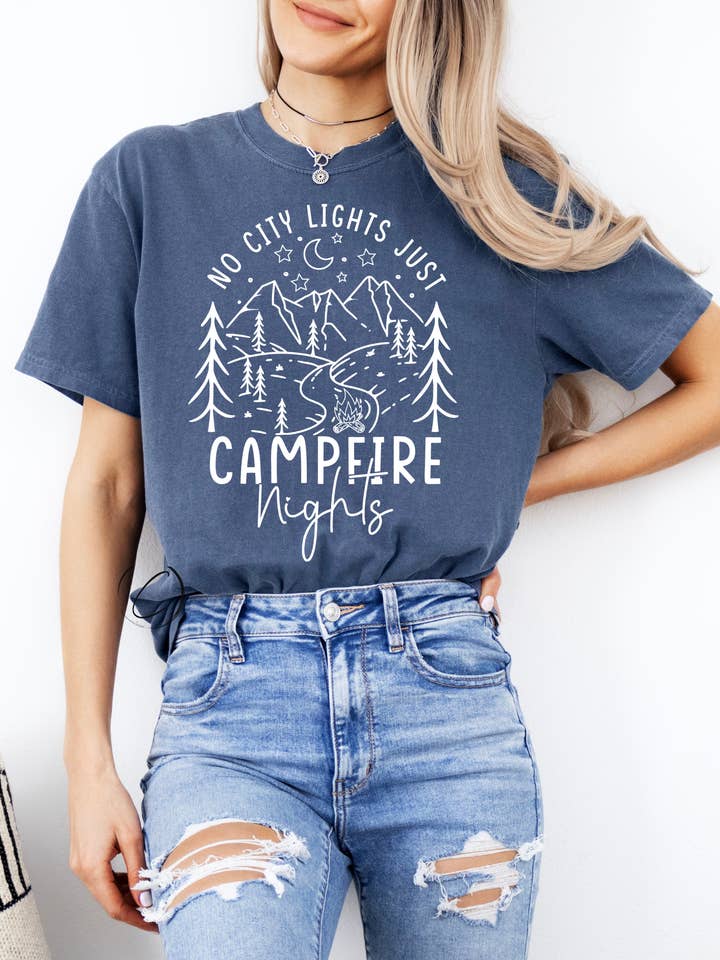 Camiseta Gráfica Noches de Fogata para venta al por mayor de CMD Wholesale