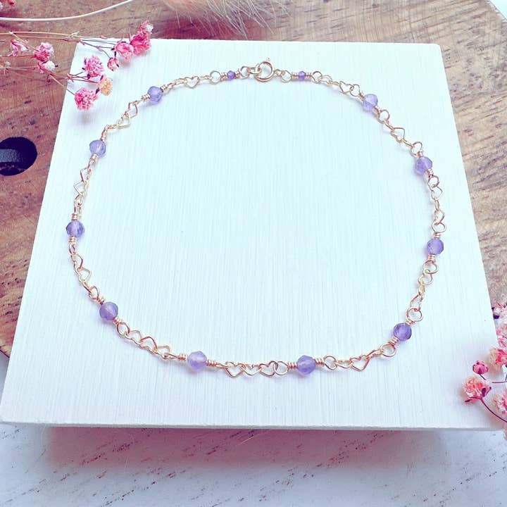 Chaîne de Cheville Cœur en Petites Perles d'Améthyste | Plaqué Or 14k pour la vente par MM&H DESIGNS