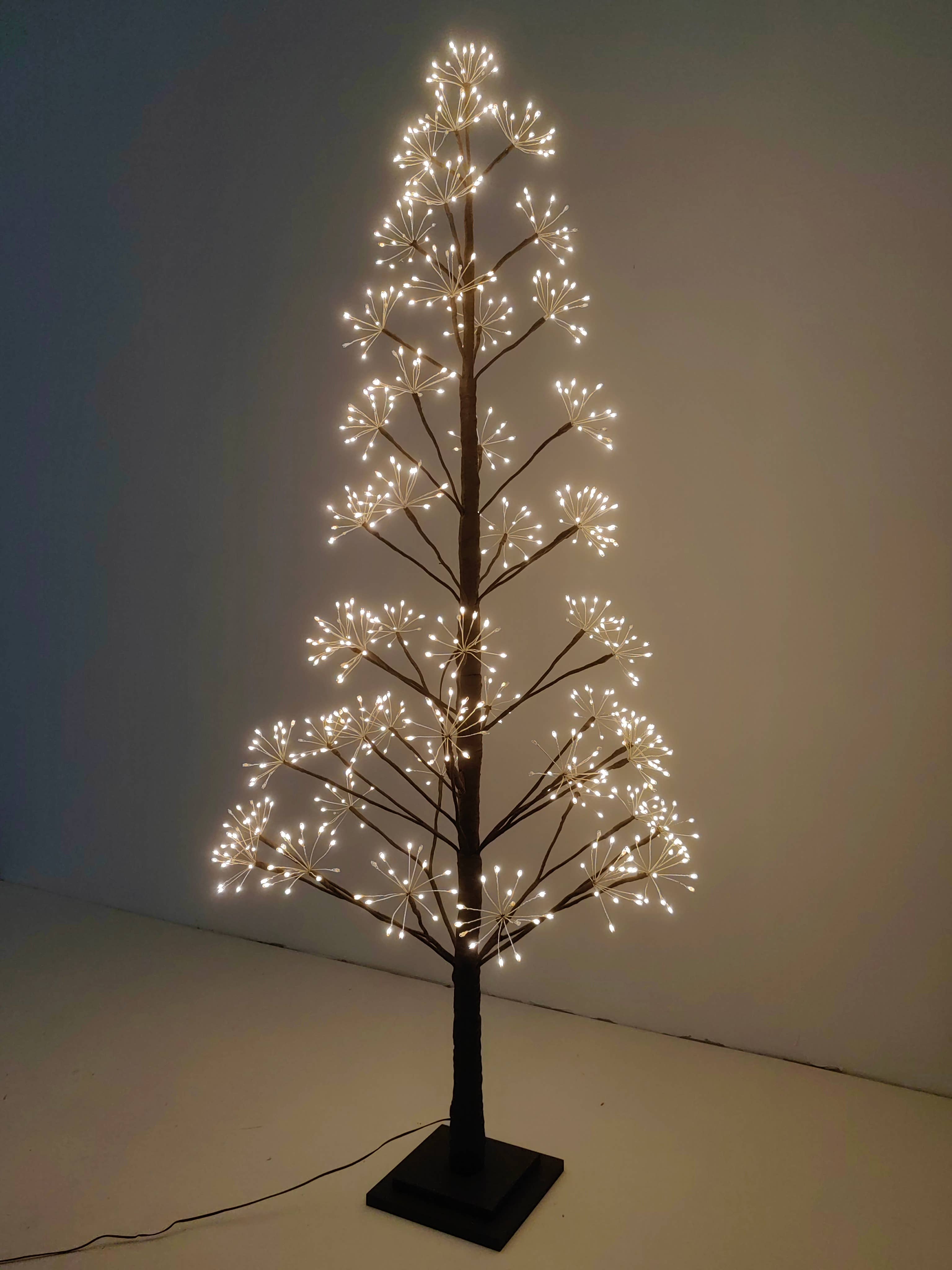 Hi-Line Gift Ltd. - Vendita all'ingrosso Decorazione natalizia - Albero a grappolo LED marrone da 1,5 m con 720 LED bianchi caldi4