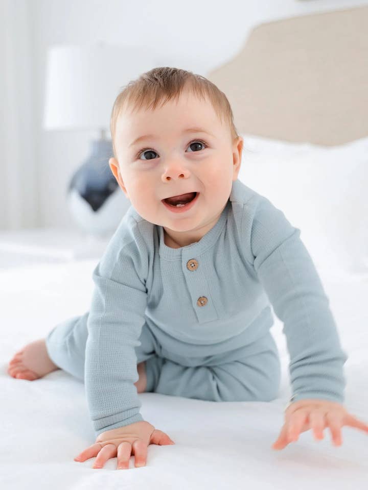 Biologisch Katoenen Wafel Longsleeve Romper - Schemerblauw voor wholesale door Lūmmi in Colour Babywear