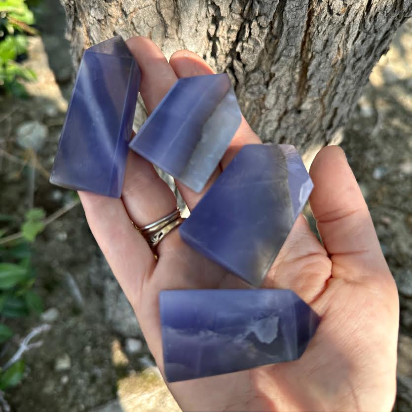 The Crystal Tabby - Venta al por mayor Piedras/cristales espirituales - Torre de Fluorita Azul Púrpura y Calcedonia/Tamaño Pequeño2