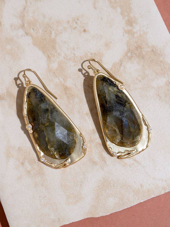 Brincos Fluid Teardrop Labradorite Gemstone Statement por atacado de Rare Matters Jewelry