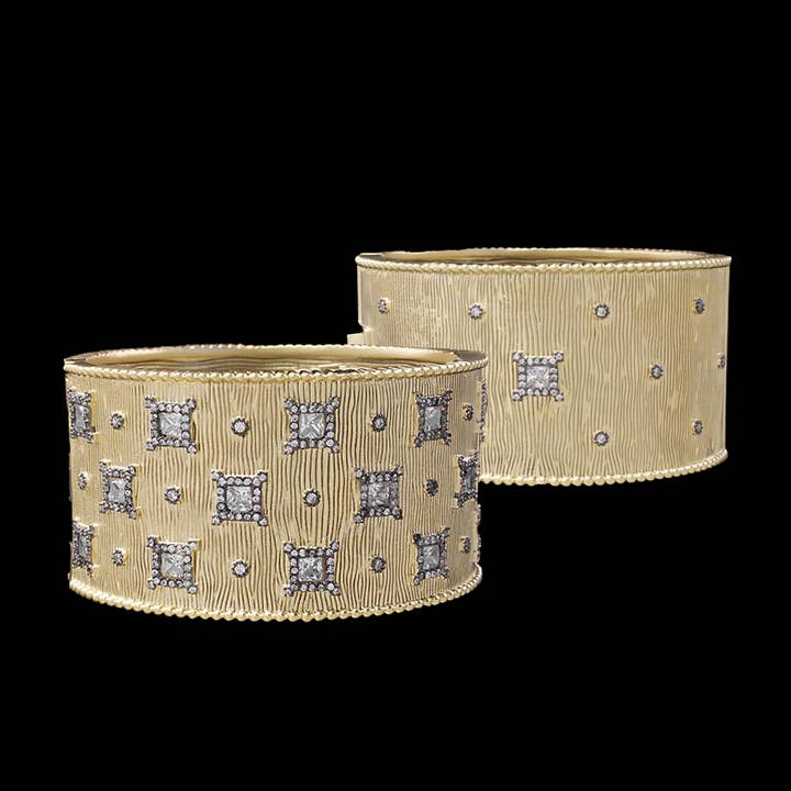 Manchette large en or avec carrés pavés noirs et pierres transparentes pour la vente par Be Je Designs
