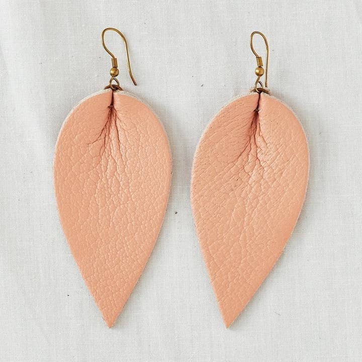 Lot de 50 - Boucles d'oreilles en cuir Zia en forme de feuille pour la vente par Raven + Lily
