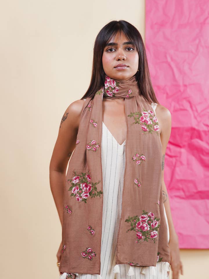 Écharpe brodée Desert Tan Tea Rosea pour la vente par KHES TEXTILES