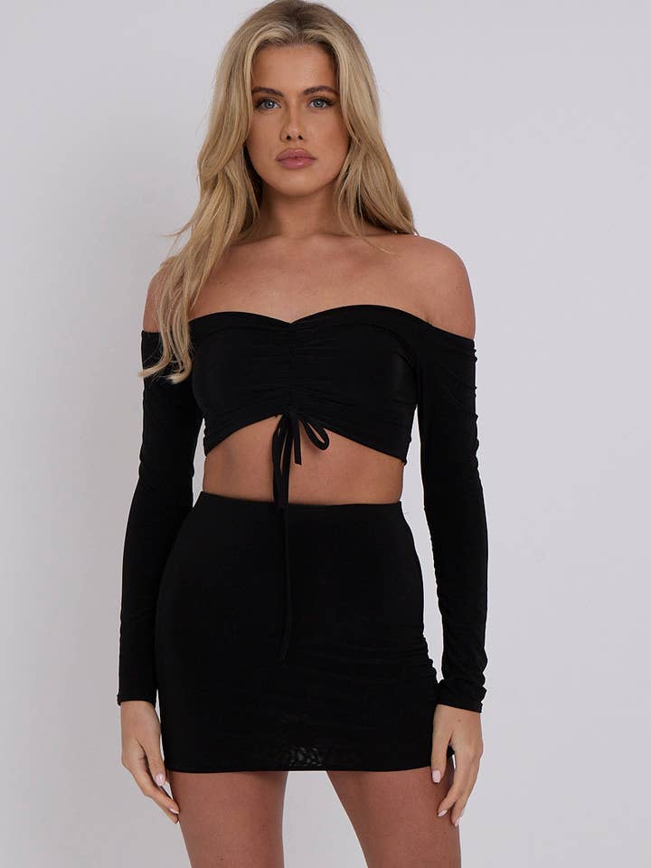 Top corto aderente con arricciatura Bardot e minigonna coordinati per la vendita all'ingrosso da parte di Stylewise Direct