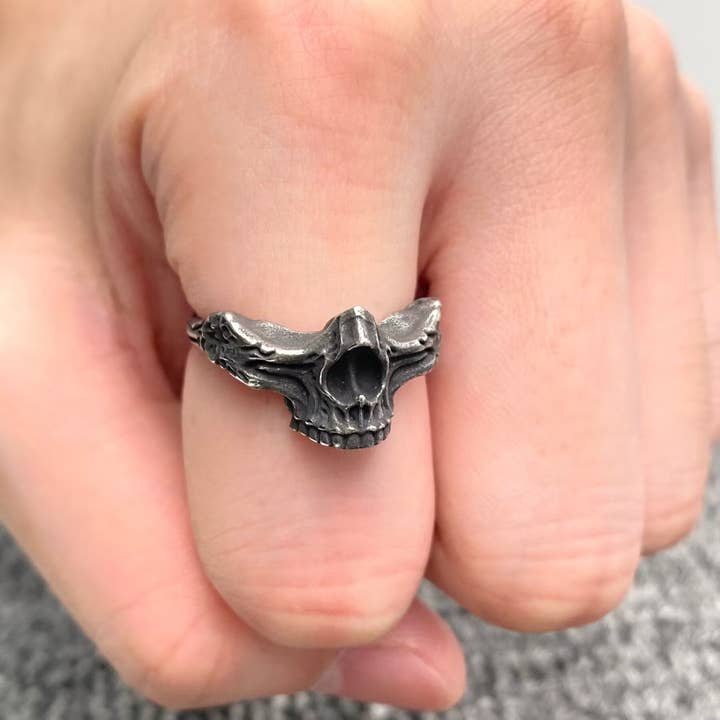Mio Queena - Venta al por mayor Anillo de sello - Anillo de acero inoxidable para ennegrecer la cara de un cráneo mutilado - MJ/MR