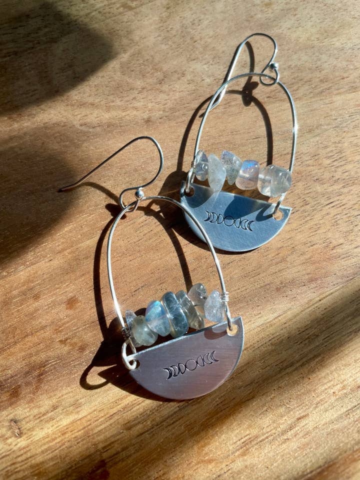 Fase lunare in argento timbrato a mano con labradorite. per la vendita all'ingrosso da parte di Rising Dawn Boutique