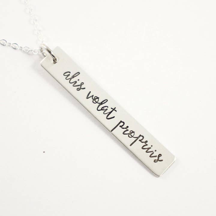Completely Hammered – wholesale Hänge-/berlockhalsband – ”Alis volat propriis” (hon flyger med sina egna vingar) Halsband/Charm - Sterling Silver