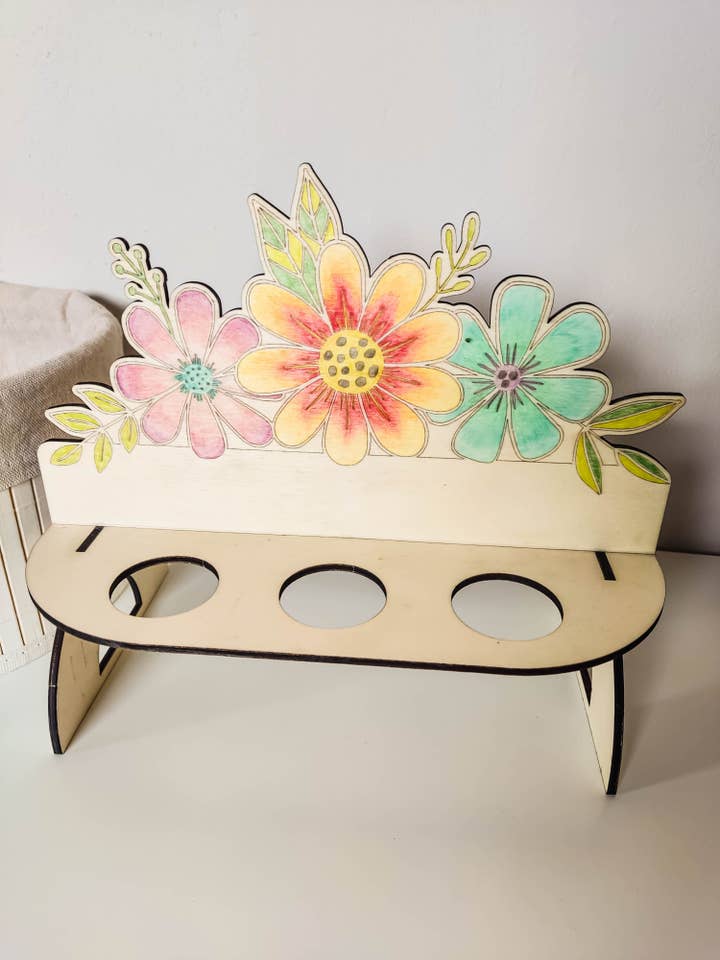 Holz-Eierhalter mit Blumenverzierung - Handbemalt für 6 Eier, ideal für den Frühstückstisch für den Großhandel von Prami's | Nina Pramendorfer