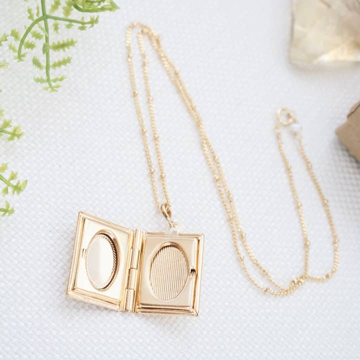 YSM Designs – Großhandel Medaillon-Ketten – Gold rechteckige Medaillon-Halskette, Foto-Halter-Halskette3