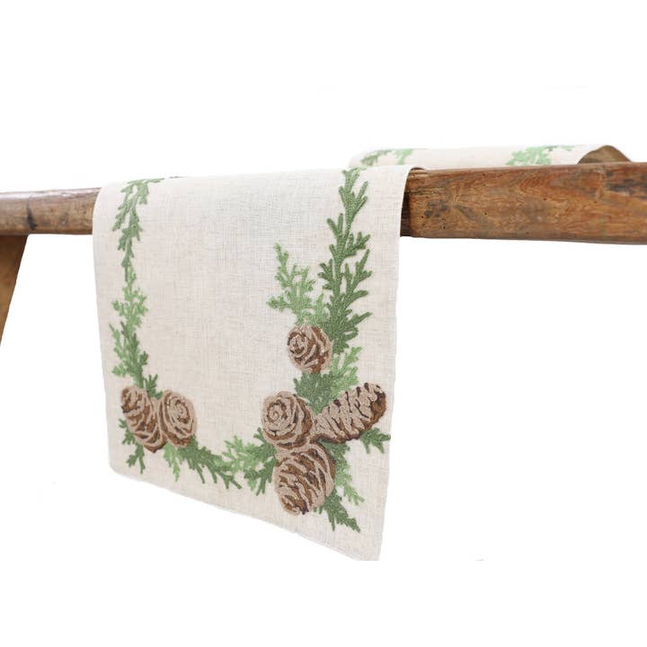 Chemin de table brodé cônes de pin d'hiver 16 po x 36 po pour la vente par Xia Home Fashions & Manor Luxe